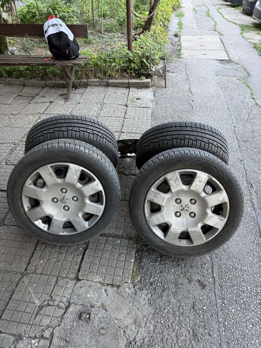 4бр Зимни Гуми с джанти 205/55/16 NOKIAN + 5бр тасове оригинални на Пежо