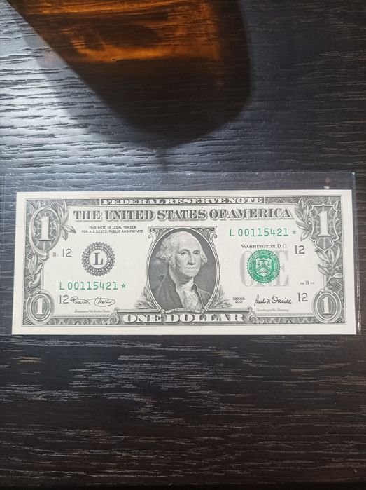 Един долар от 2001 г със звезда.