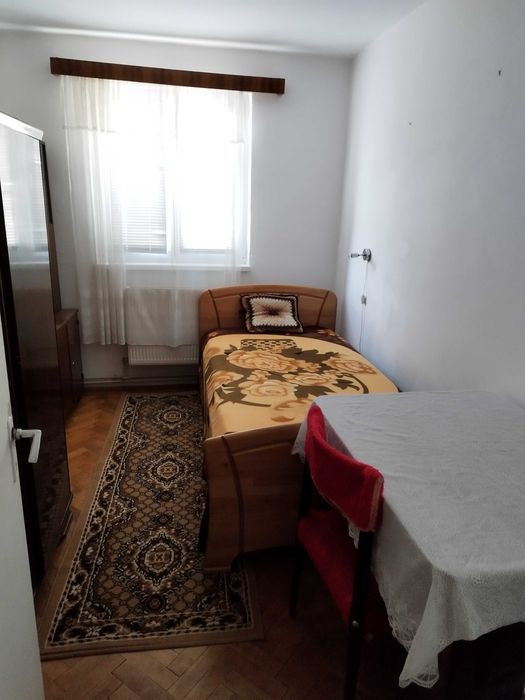 Închiriez apartament!