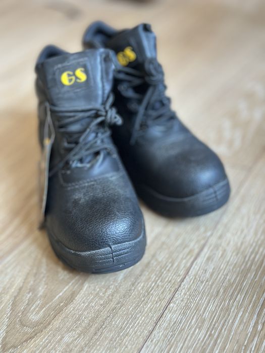 Продаётся спецобувь и спецодежда