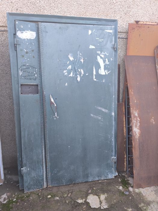 Железная дверь двустворчатая