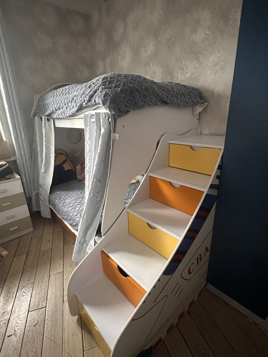 Кровать детская трехярусная.