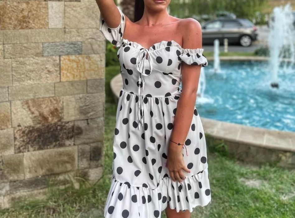 Бяла рокля на черни точки