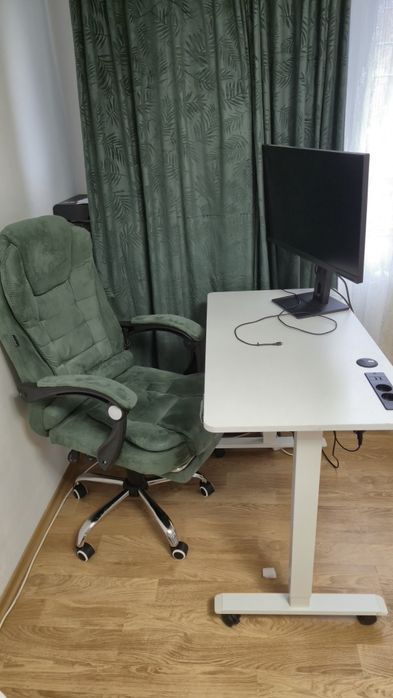 Birou reglabil electric cu porturi USB și design ergonomic