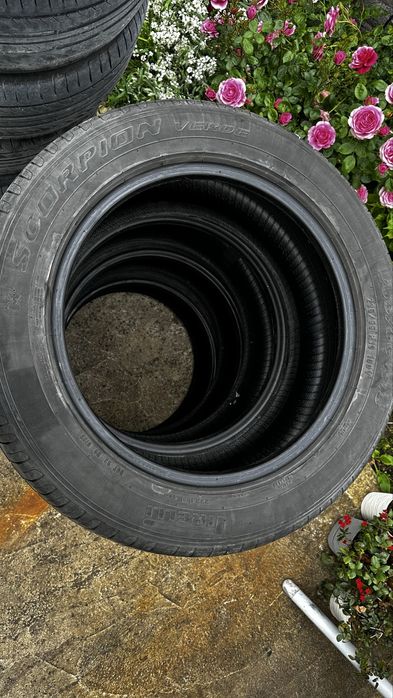 Гуми Pirelli scorpion verde 235/55/r18 3 бр и една michelin all season същия размер.
