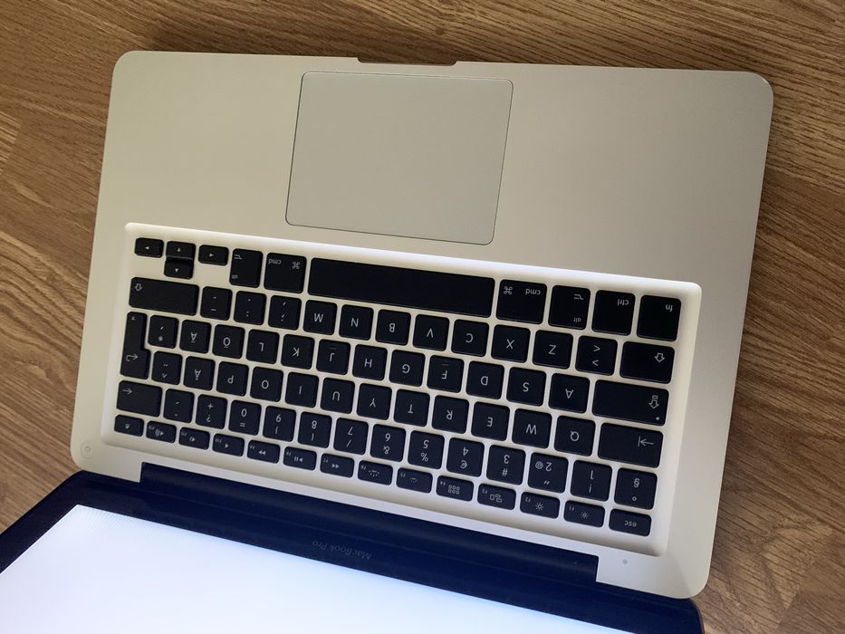 Laptop Macbook pro functional pe display extern.Citeste anuntul.