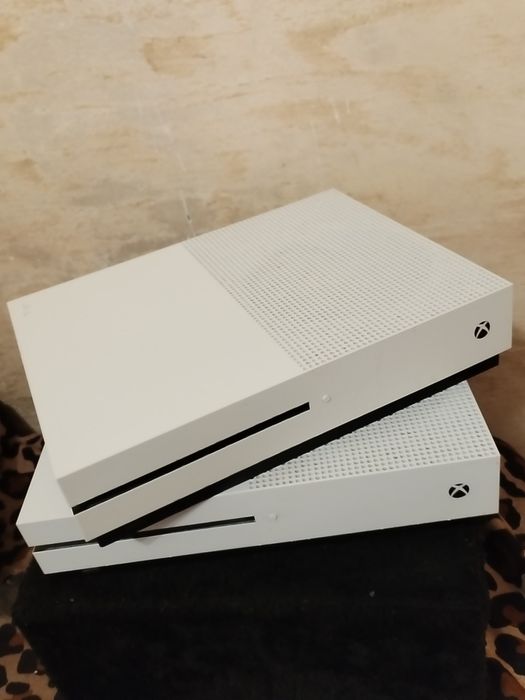 Vând :Xbox one S 1tb  și  jocuri