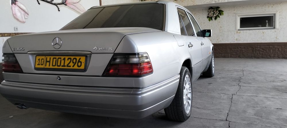 Продаётся автомобиль марки Mercedes-Benz E300 4 Matic