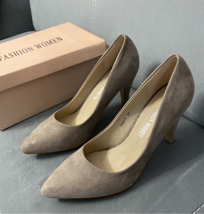 Обувки на ток в бежов цвят