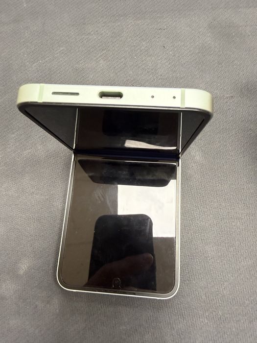 Samsung Galaxy Z Flip 6 12/256gb / без забележки