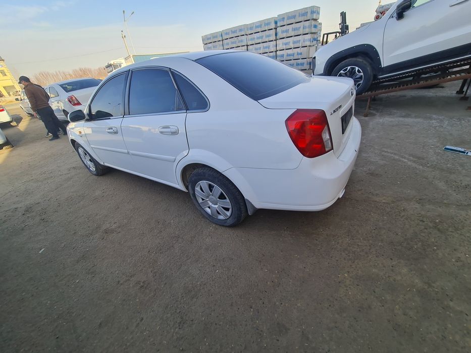 Lasetti 2009-yil kraska bor  udar bomagan butun mashin