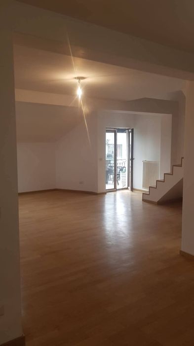 Vind sau închiriez apartament Decomandat, Mansardă .,Lift.Tel 0764749538.