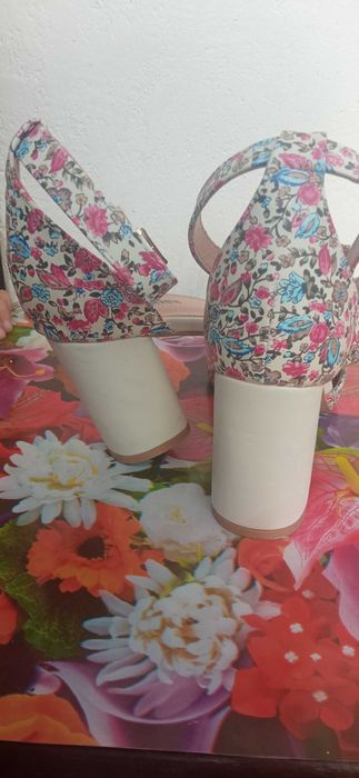 Sandale bej cu toc 38, noi