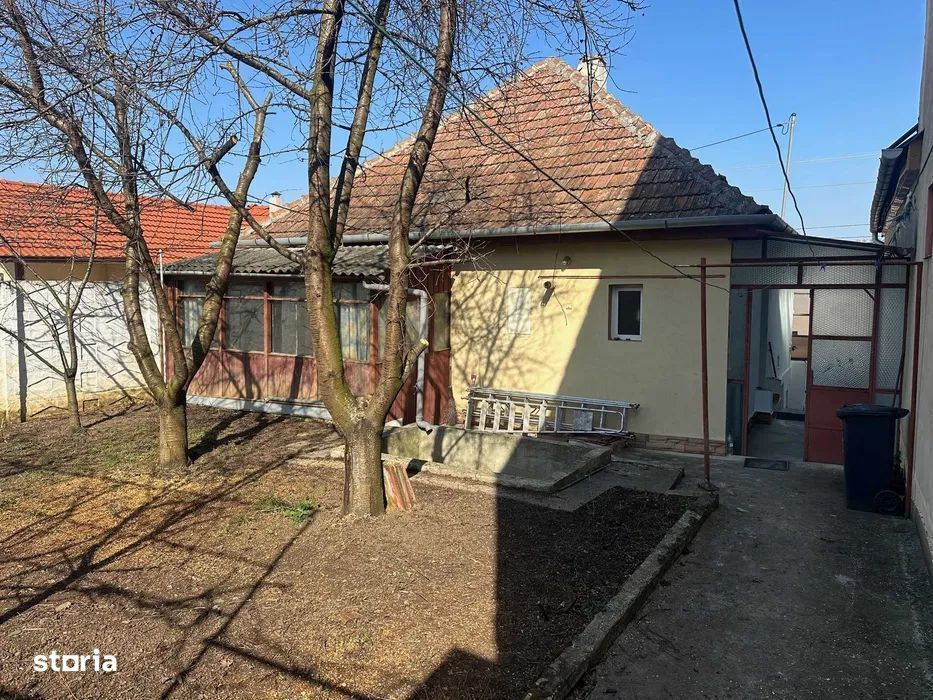Casa 3 camere singur in curte