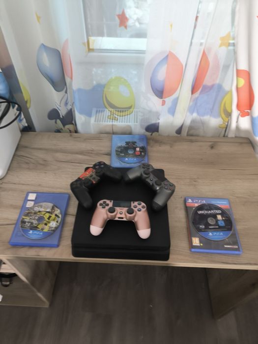 Vând PS4 Slim bun plus trei controale plus încărcător de la h&mea lung plus HDMI uri + 3 jocuri