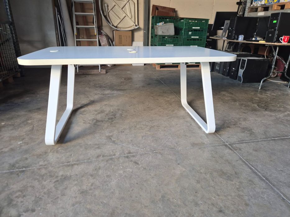 Трапезна маса в добро състояние