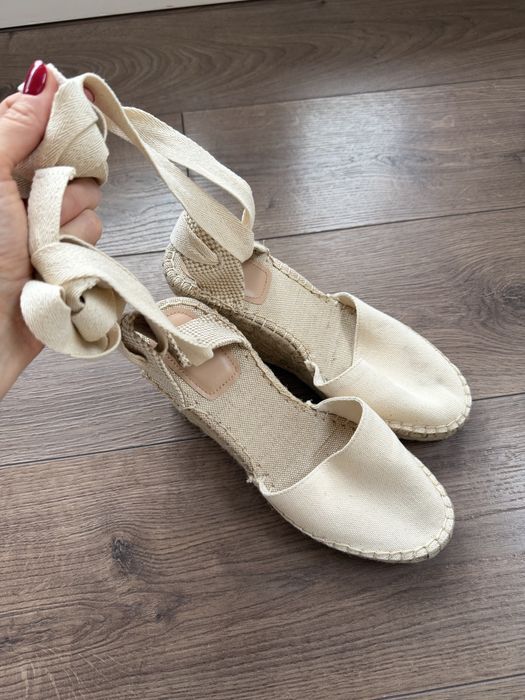 Сандали на пратформи с връзки