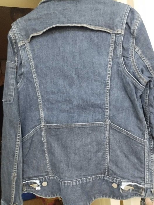Geaca de blugi Levi's trucker, usor cambrat, barbati, L, in stare buna, usor purtati, achizitionat in SUA
