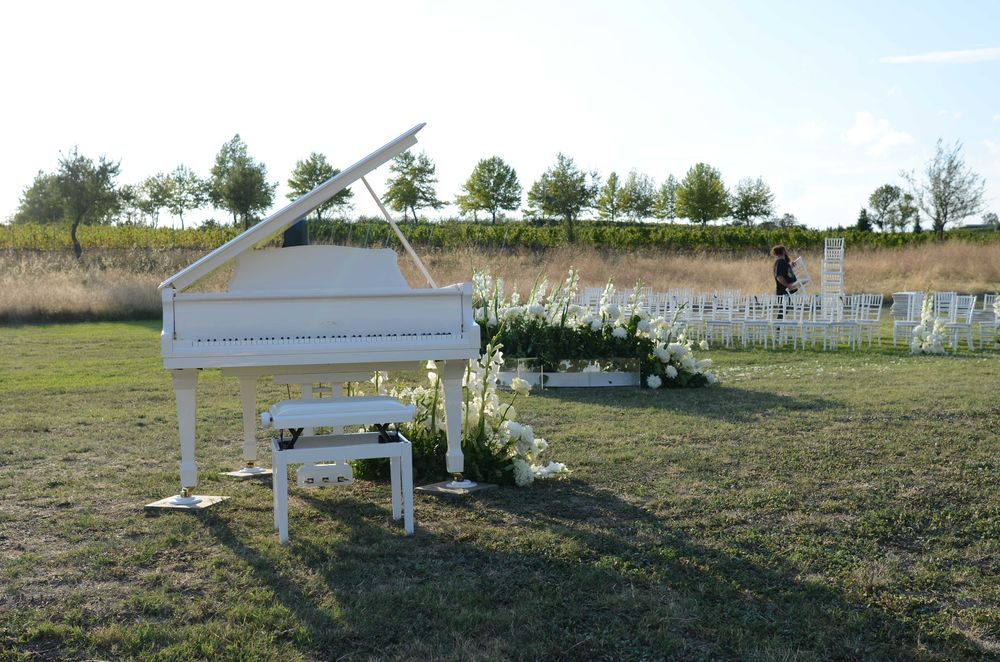 Нов бял роял под наем за всякакви културни събития от магазин Мелодия