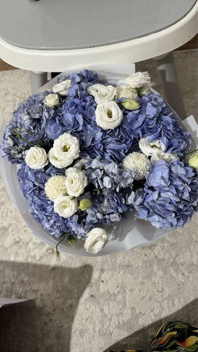 Цветы. Букет из гортензий, момоко, эустома.