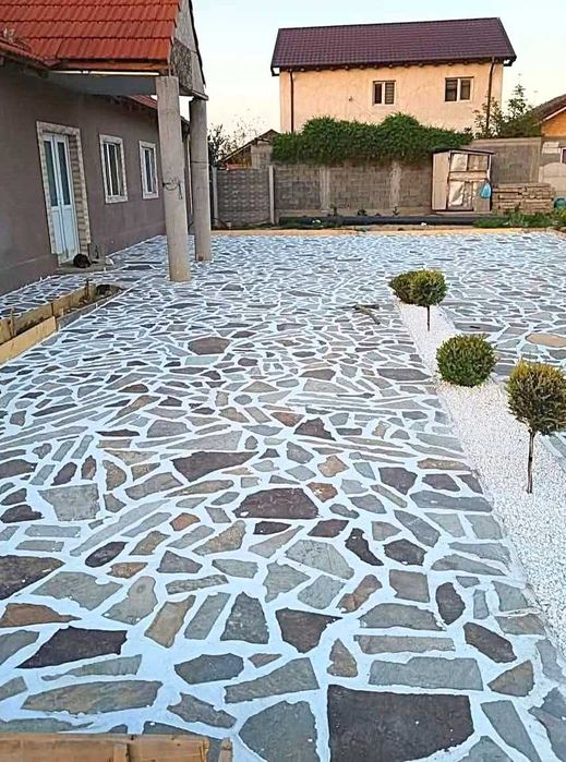 Montaj Piatră Poze Reale Pavaje Curți / Spații Verzi. Echipă Serioasă