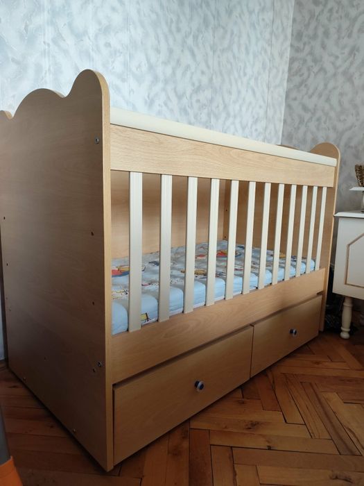 Детска кошара с люлеещ механизъм