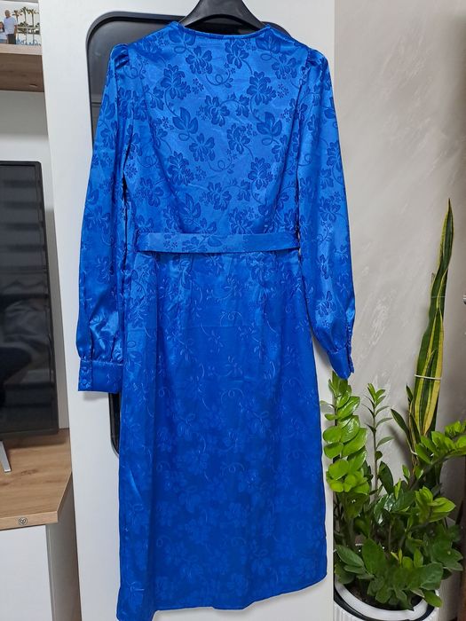Синя сатенена рокля