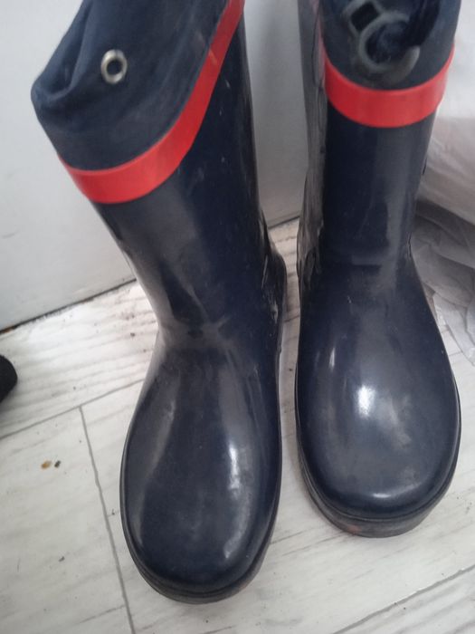 продам резиновые сапоги на мальчика