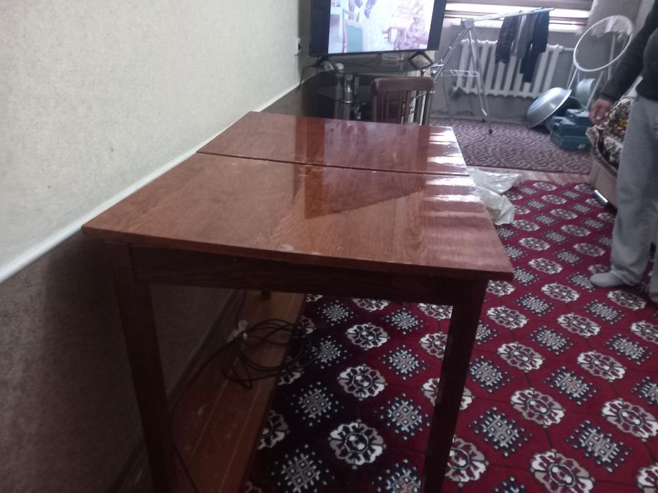 Продается полированный раздвижной  стол. Размер 1,2 м × 0,8.