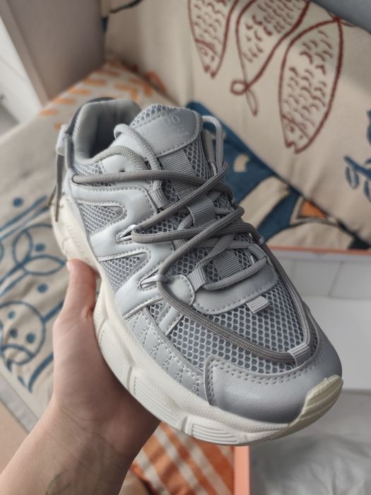 Продам новые кроссовки 38 рр