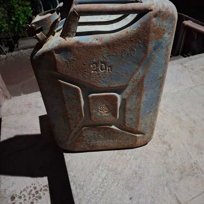 Продам канистру металлическая