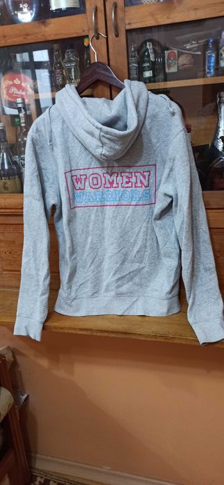 дамско яке Anti Blue р-р М-35 лв; дамски суитчър Russell р-р М-18 лв.