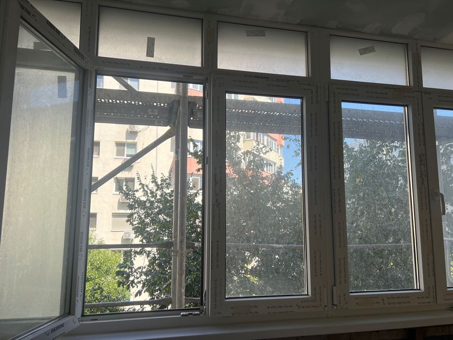 Geamuri termopan balcon noi-profil REHAU