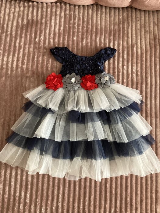 Платья нарядные.