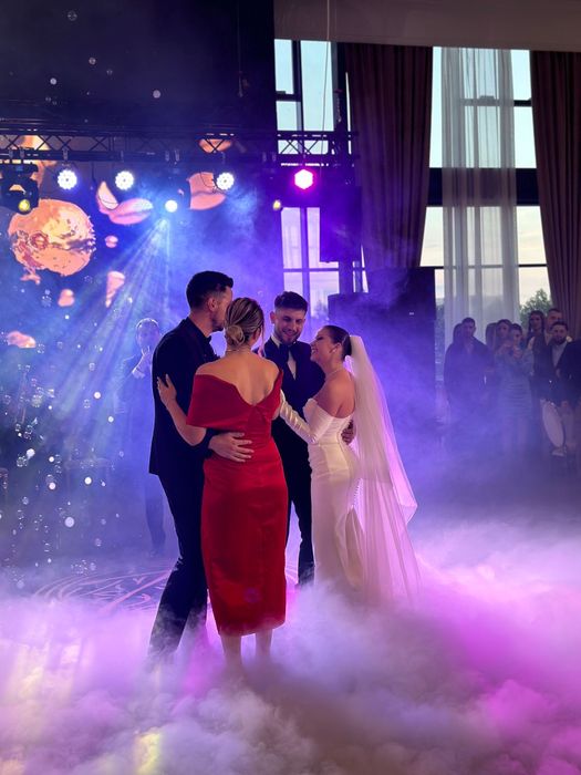 Fum greu, masina cu balone și mărturii din ceară