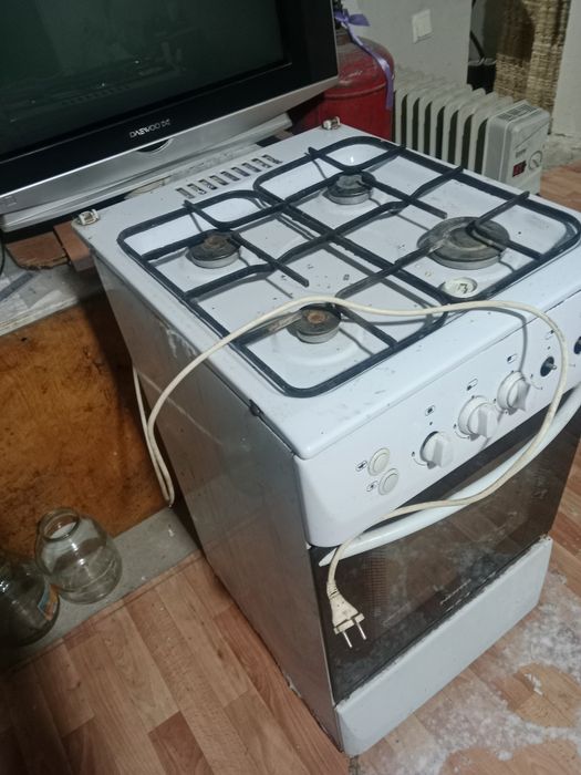 Продам газ плиту за 8000