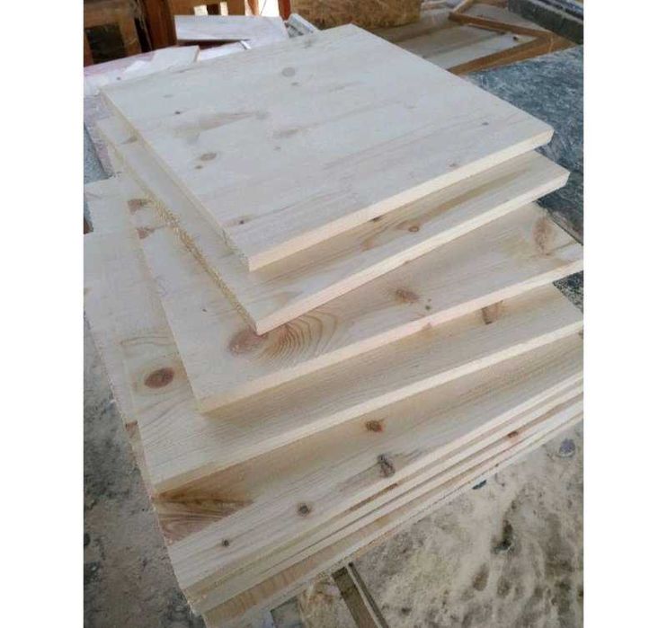 Vindem din stoc sau la comanda blaturi din lemn masiv de pin finisate.