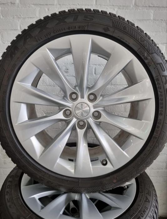Tesla model s джанти 19 със зимни гуми