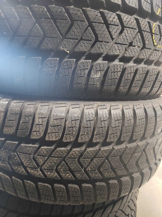 2бр.зимни гуми 225/45/18 Pirelli