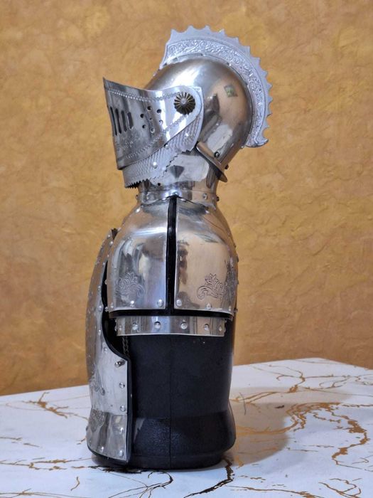 Продам антикварный мини бар в виде рыцаря