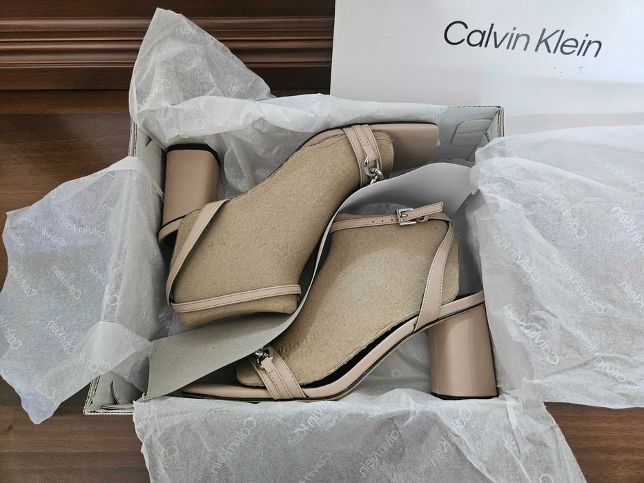 Босоножки бежевые Calvin Klein новые 40 размер