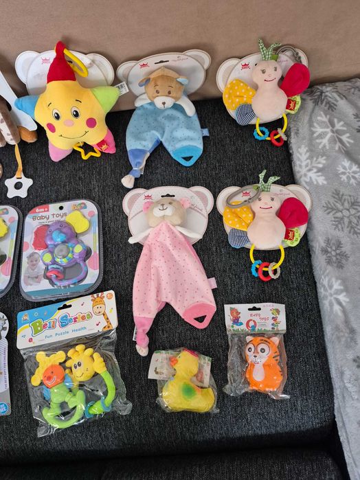 Чисто нови играчки, дрънкалки и гризалки за бебе
