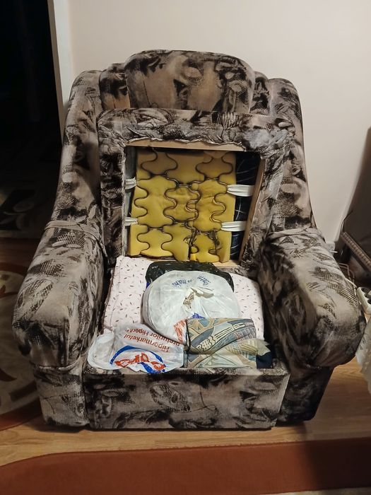 Dulap din lemn masiv vintage, fotoliu si dulap de bucatarie inclus