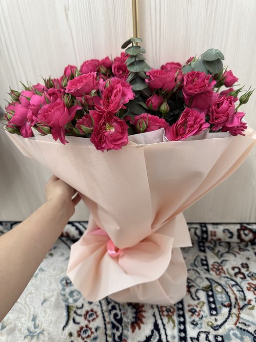 Кустовое роза свежи