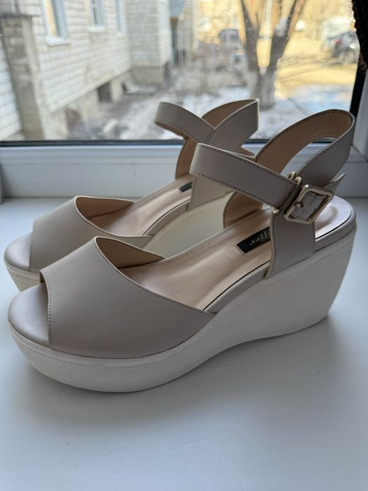 Продам женские босоножки