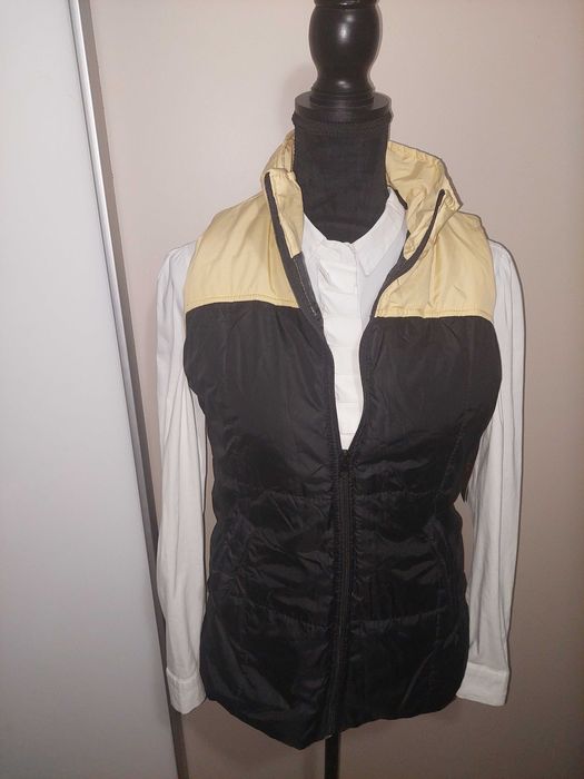 Vestă grosuță negru cu galben noua cu etichetă cu puf