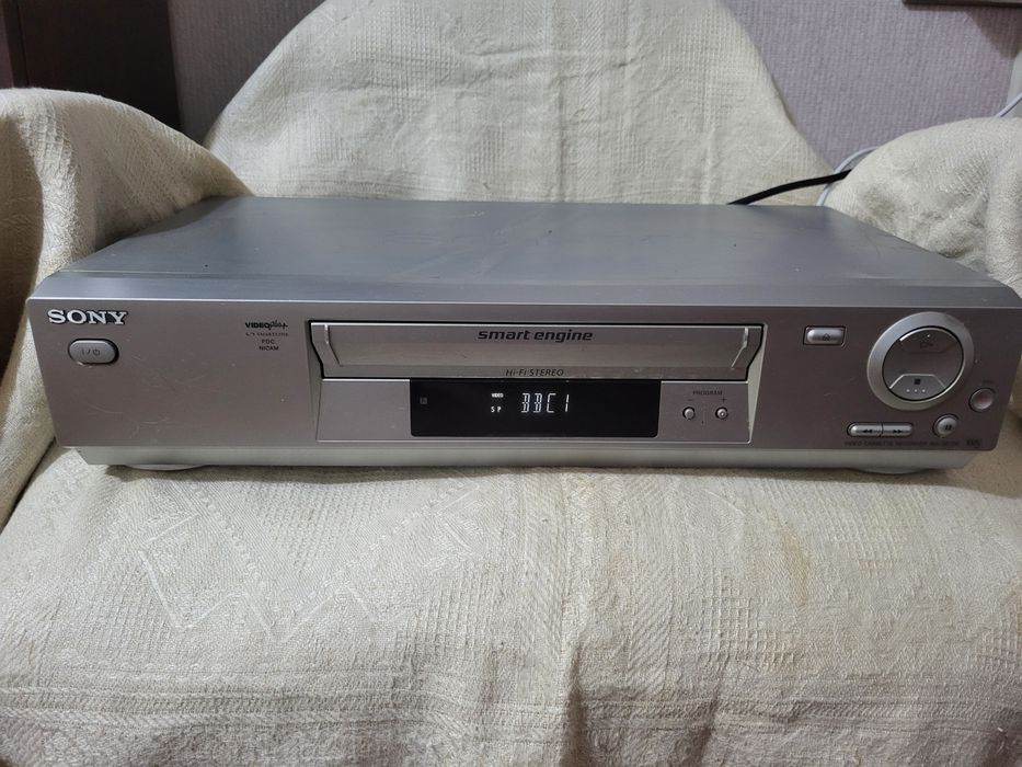 Продаётся видеомагнитофон. Sony.