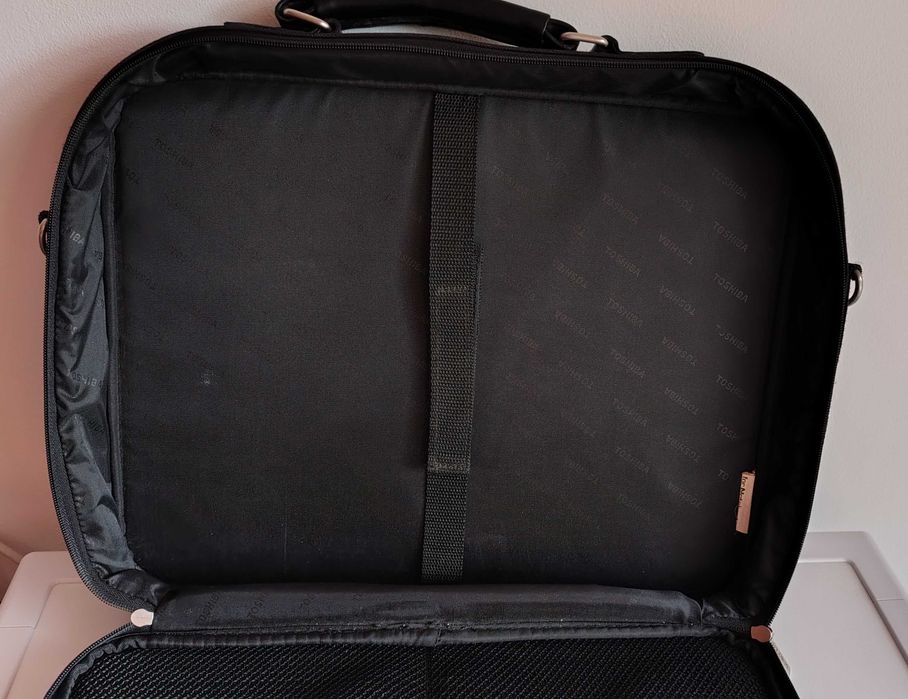 Geanta laptop design standard, culoare negru.