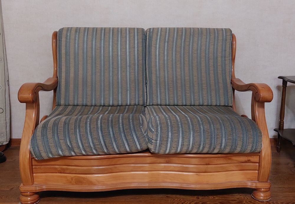 Срочно! Продаются 2 б/у дивана, натур. Дерево. Ковер в подарок
Хорошее