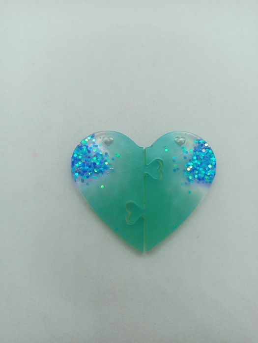 Ръчно изработен ключодържател сърце две части от епоксидна смола